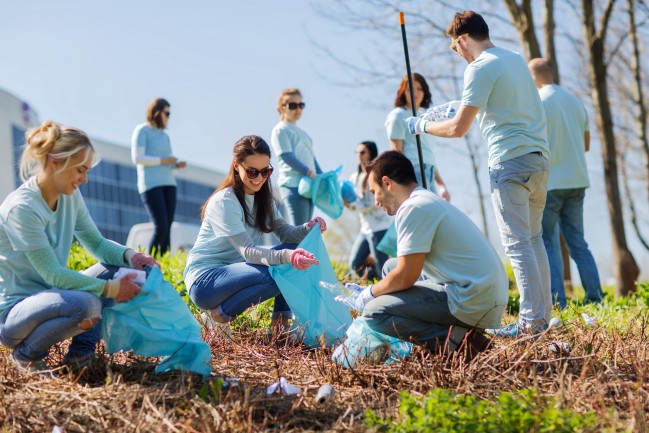 Corporate volunteers cleaning park AS_112023896