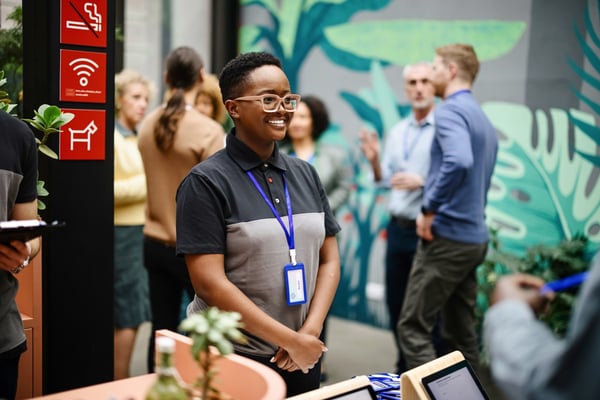 Person waits to greet event attendees at check in1385328403