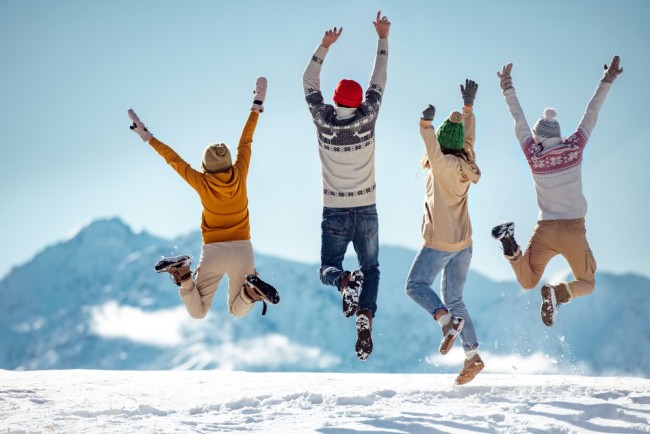 4 people jumping in winter landscape